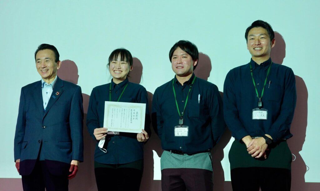 鈴木康友市長（左端）から表彰を受けたユタカ技研チーム