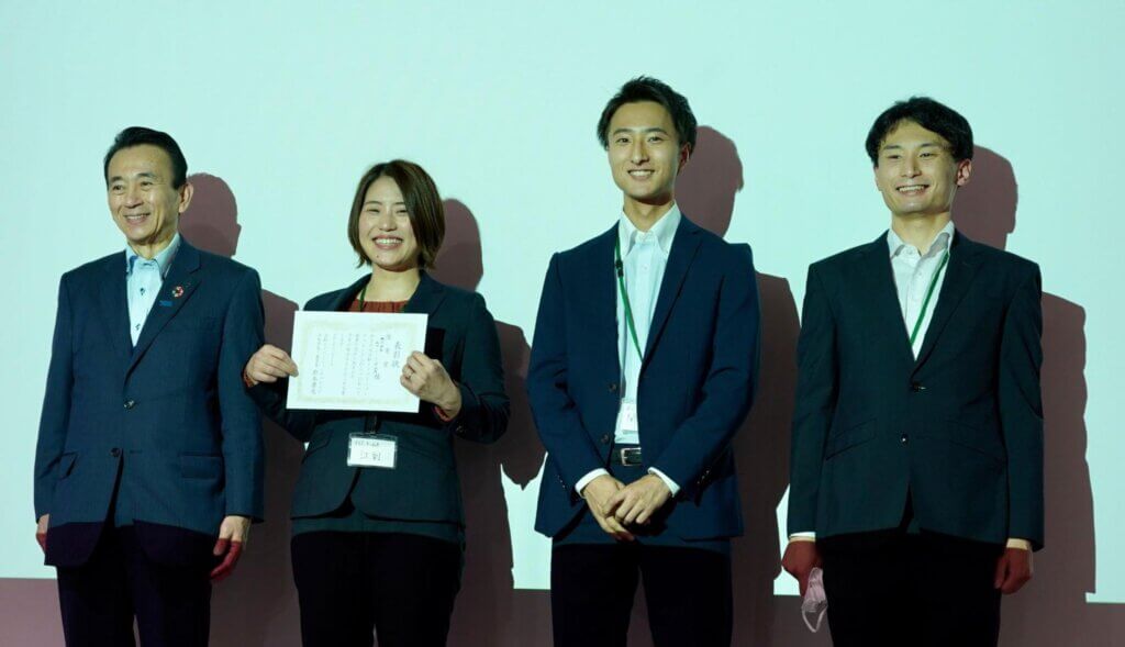 鈴木康友市長（左端）から表彰を受けたエフ・シー・シーのチーム